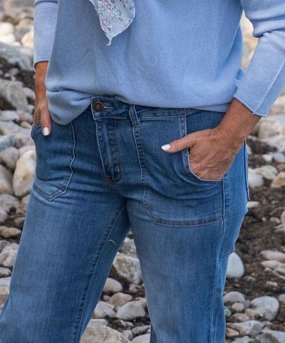 detaljer midblå jeans