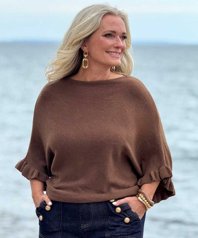 brun tröja och jeans