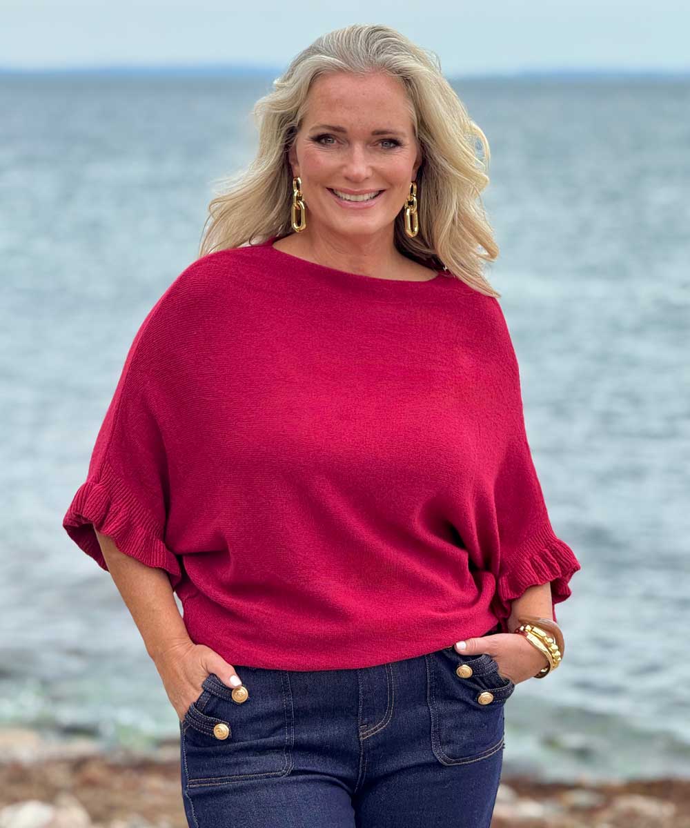 vinröd tröja och blå jeans