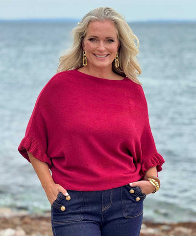 vinröd tröja och blå jeans