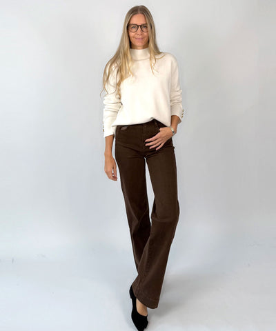 Bruna jeans och offwhite tröja