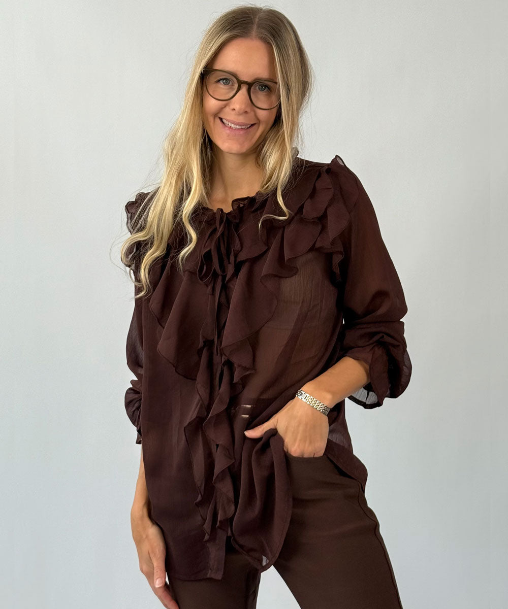 Brun blus med volanger