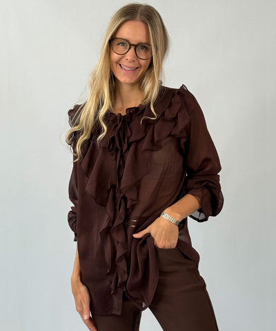 Brun blus med volanger