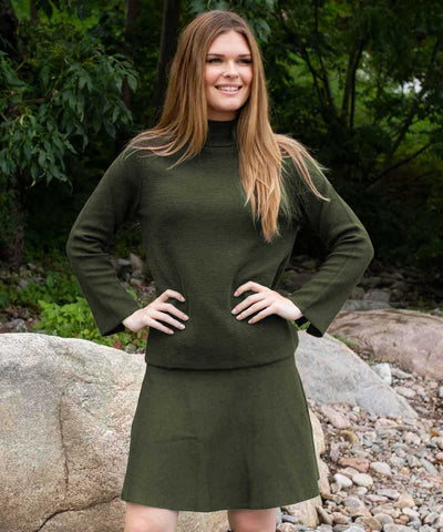 modell i grön stickad kjol och tröja