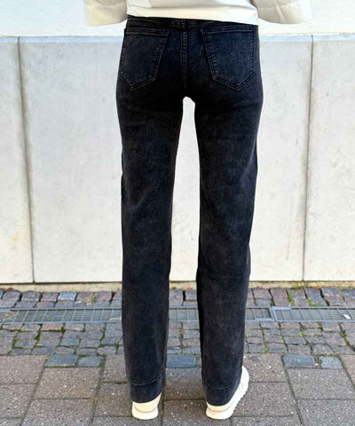 svarta jeans baksida