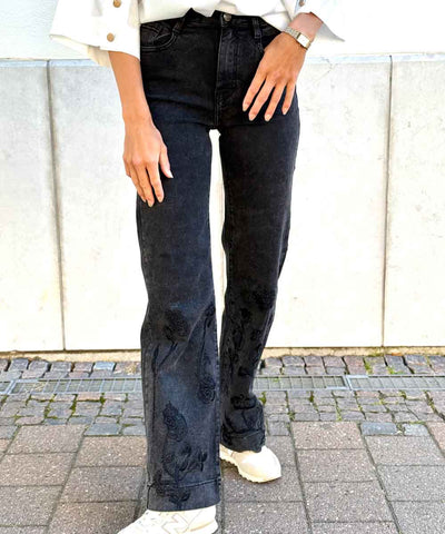 Svarta jeans med blomdetaljer