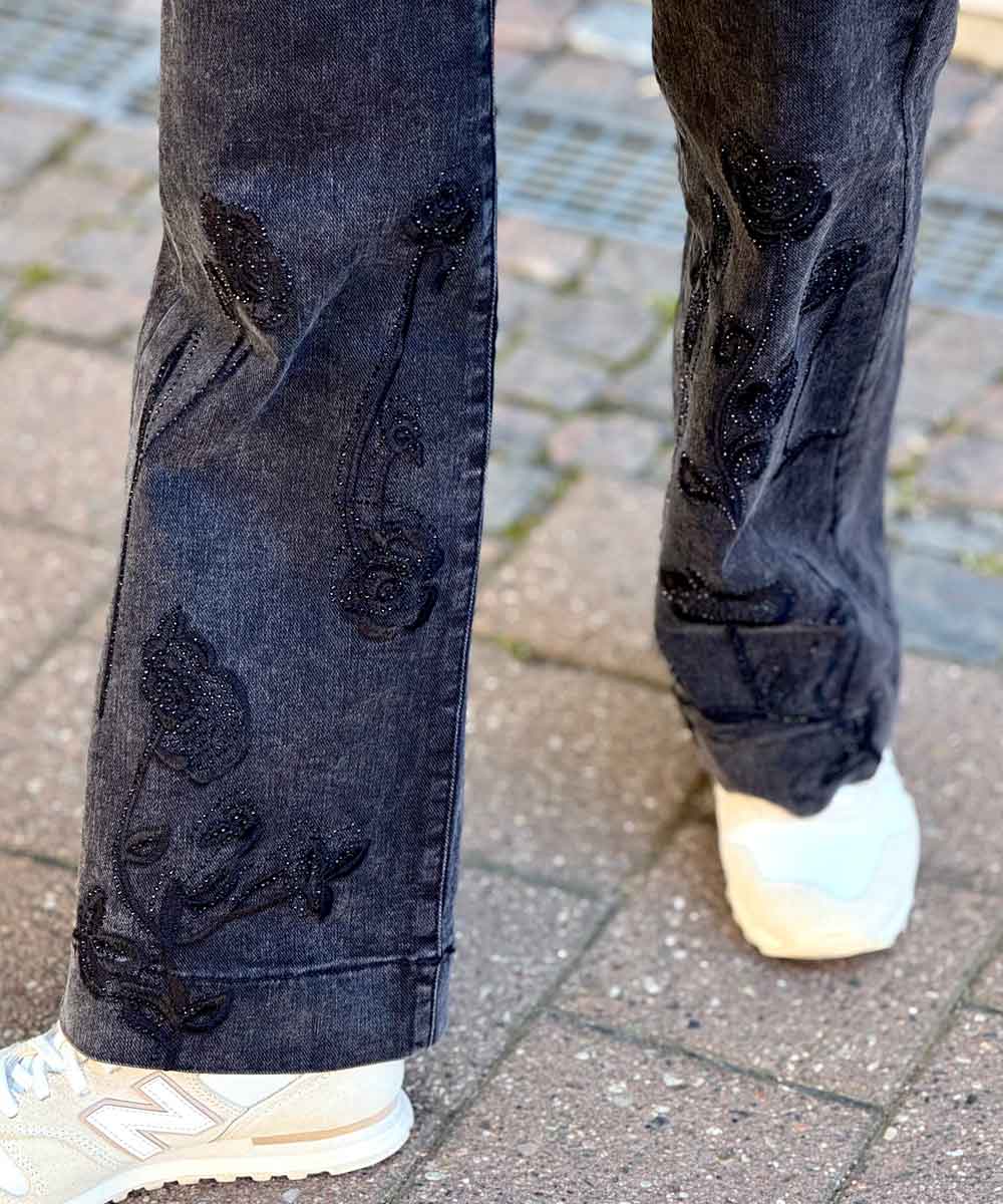 Jeans med broderi och strass