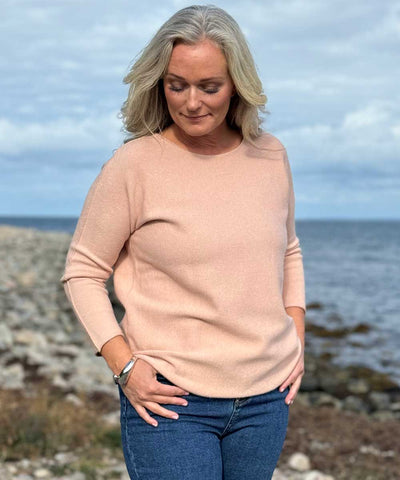 rosa tröja och jeans
