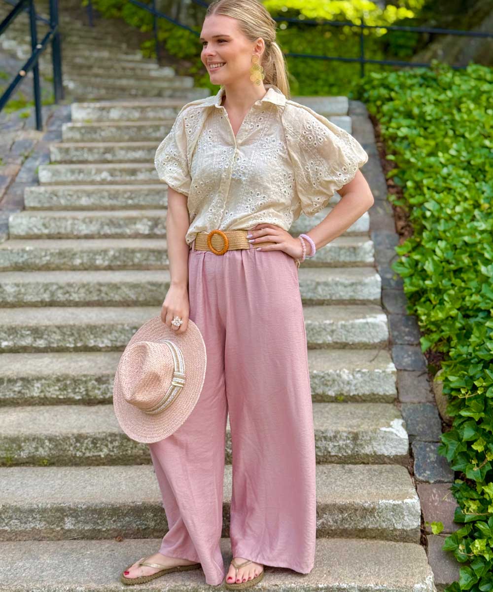 Rosa byxa, blus och hatt