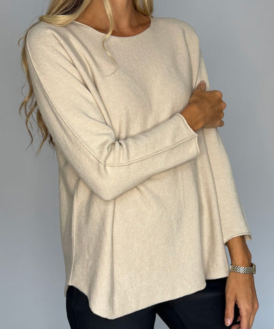 beige tröja med detaljer