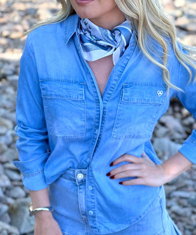 detaljer jeansskjorta