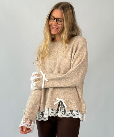 beige stickad tröja och brun byxa