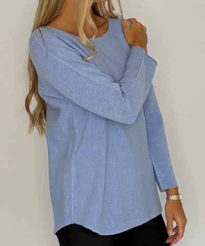 detaljer ljusblå tröja