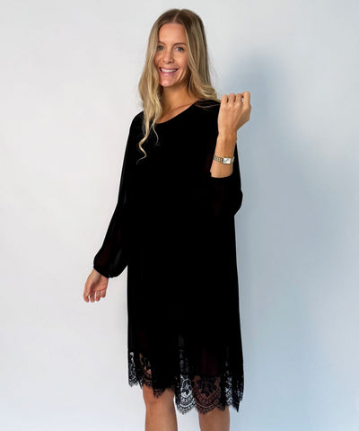 Plisserad klänning i svart