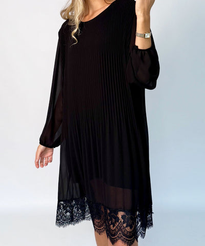 detaljer plisserad klänning