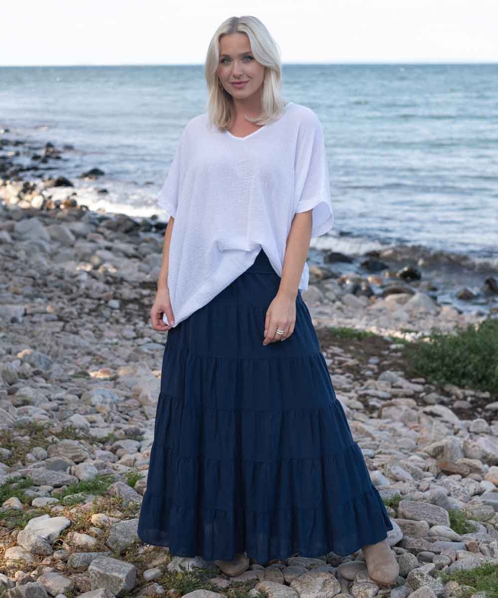 Mörkblå kjol och vit blus