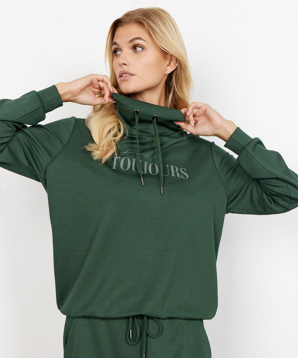 grön sweatshirt med text