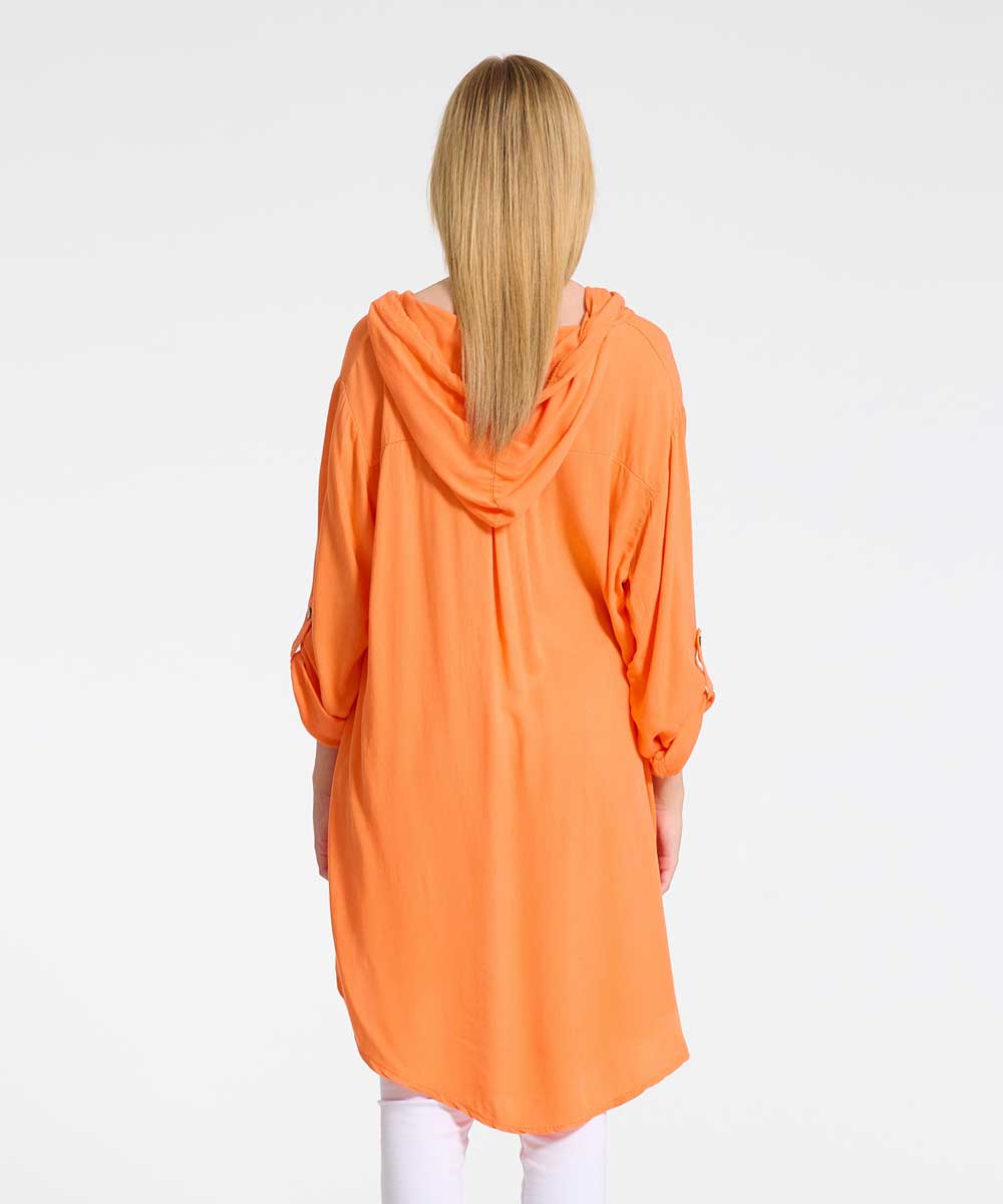 modell i orange tunika med huva bak