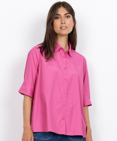modell i rosa skjorta