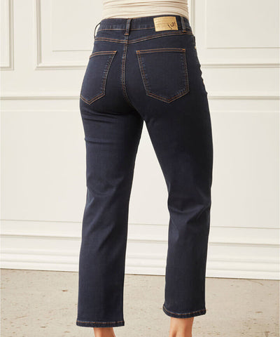 modell i blå raka jeans baksida