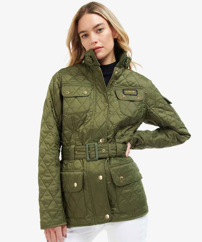 modell i grön quiltad jacka